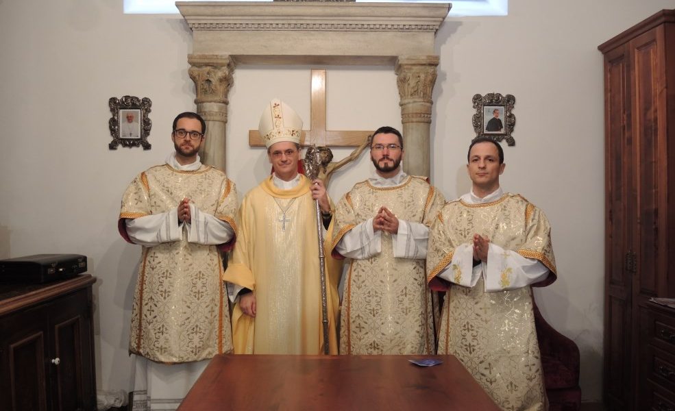 Biskup s novim đakonima